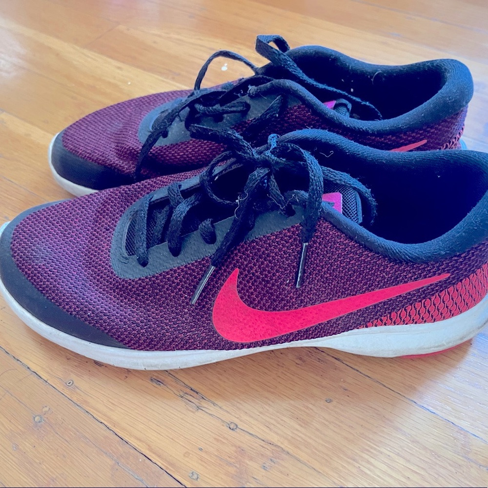 Size 8 nike sneakers!